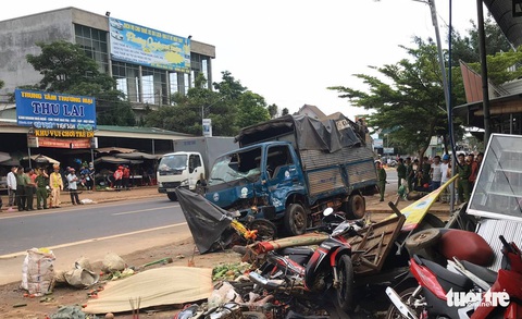 Xe tải lao vô chợ: Chúng tôi nghe cái ào, rồi người chết, bị thương nằm la liệt - Ảnh 1. Xe tải lao vô chợ: Chúng tôi nghe cái ào, rồi người chết, bị thương nằm la liệt - Ảnh 1.