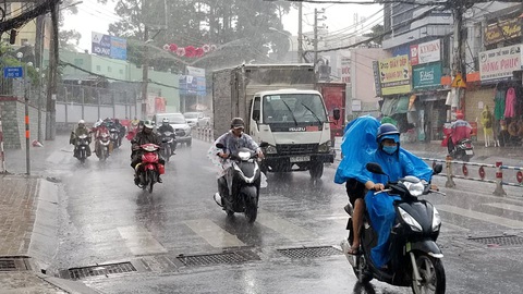 Bão số 1 mạnh lên, cách Hoàng Sa 450km, TP.HCM đã có mưa, gió - Ảnh 1. Bão số 1 mạnh lên, cách Hoàng Sa 450km, TP.HCM đã có mưa, gió - Ảnh 1.