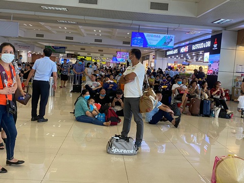 Hàng trăm chuyến bay bị ảnh hưởng do Tân Sơn Nhất đóng đường băng - Ảnh 4. Hàng trăm chuyến bay bị ảnh hưởng do Tân Sơn Nhất đóng đường băng - Ảnh 4.