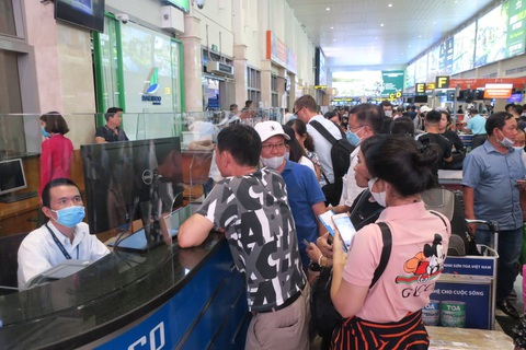 Hàng trăm chuyến bay bị ảnh hưởng do Tân Sơn Nhất đóng đường băng - Ảnh 2. Hàng trăm chuyến bay bị ảnh hưởng do Tân Sơn Nhất đóng đường băng - Ảnh 2.