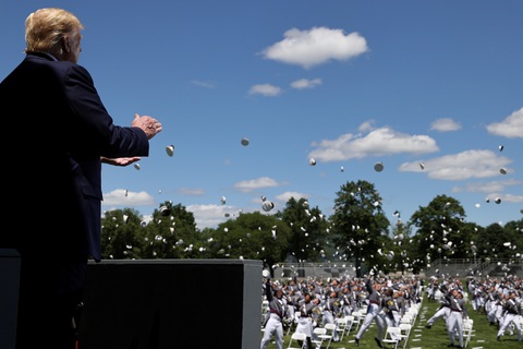 Ông Trump giải thích ra sao về chuyện đi loạng choạng? - Ảnh 1. Ông Trump giải thích ra sao về chuyện đi loạng choạng? - Ảnh 1.