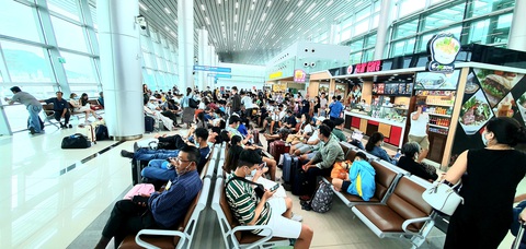 Hàng trăm chuyến bay bị ảnh hưởng do Tân Sơn Nhất đóng đường băng - Ảnh 1. Hàng trăm chuyến bay bị ảnh hưởng do Tân Sơn Nhất đóng đường băng - Ảnh 1.
