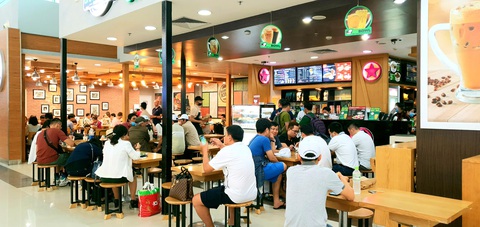 Hàng trăm chuyến bay bị ảnh hưởng do Tân Sơn Nhất đóng đường băng - Ảnh 9. Hàng trăm chuyến bay bị ảnh hưởng do Tân Sơn Nhất đóng đường băng - Ảnh 9.