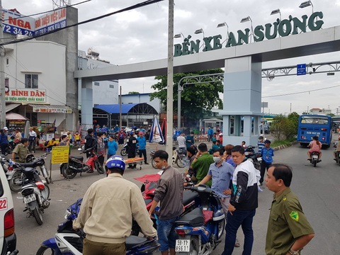 Công an truy bắt nghi phạm giết người ở cổng bến xe An Sương - Ảnh 1. Công an truy bắt nghi phạm giết người ở cổng bến xe An Sương - Ảnh 1.
