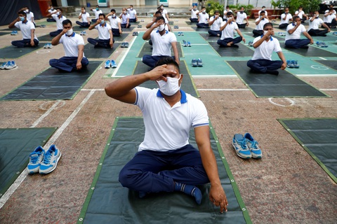 Cảnh sát Bangladesh tập yoga để chống dịch COVID-19 - Ảnh 1. Cảnh sát Bangladesh tập yoga để chống dịch COVID-19 - Ảnh 1.