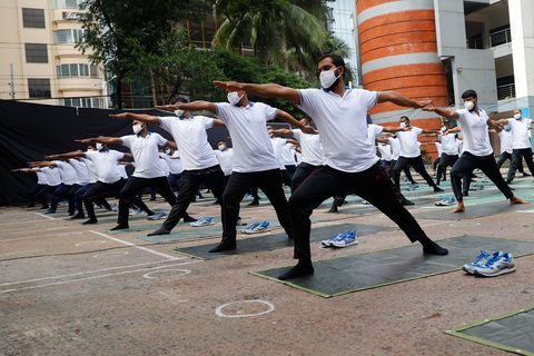 Cảnh sát Bangladesh tập yoga để chống dịch COVID-19 - Ảnh 2. Cảnh sát Bangladesh tập yoga để chống dịch COVID-19 - Ảnh 2.