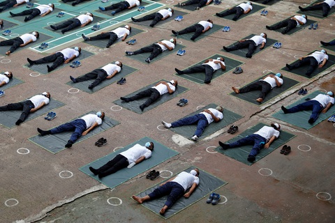 Cảnh sát Bangladesh tập yoga để chống dịch COVID-19 - Ảnh 3. Cảnh sát Bangladesh tập yoga để chống dịch COVID-19 - Ảnh 3.