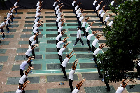 Cảnh sát Bangladesh tập yoga để chống dịch COVID-19 - Ảnh 4. Cảnh sát Bangladesh tập yoga để chống dịch COVID-19 - Ảnh 4.