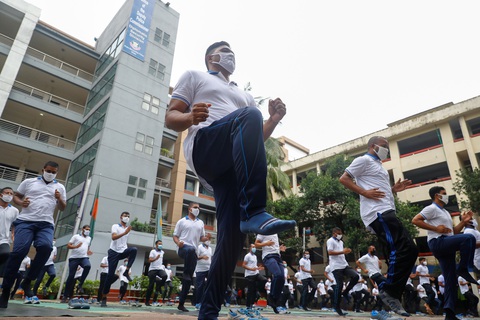 Cảnh sát Bangladesh tập yoga để chống dịch COVID-19 - Ảnh 6. Cảnh sát Bangladesh tập yoga để chống dịch COVID-19 - Ảnh 6.