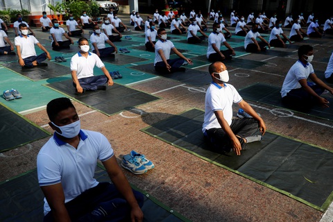 Cảnh sát Bangladesh tập yoga để chống dịch COVID-19 - Ảnh 7. Cảnh sát Bangladesh tập yoga để chống dịch COVID-19 - Ảnh 7.