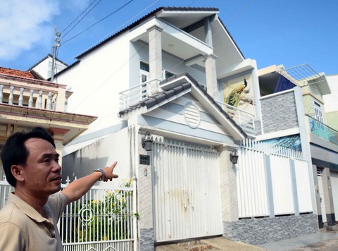 Nhà mua hợp pháp, bỗng một nhóm người phá khóa vô ở tỉnh bơ - Ảnh 1. Nhà mua hợp pháp, bỗng một nhóm người phá khóa vô ở tỉnh bơ - Ảnh 1.