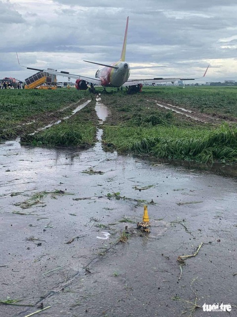 Máy bay hạ cánh trượt khỏi đường băng Tân Sơn Nhất, Vietjet nói do mưa gió lớn - Ảnh 7. Máy bay hạ cánh trượt khỏi đường băng Tân Sơn Nhất, Vietjet nói do mưa gió lớn - Ảnh 7.