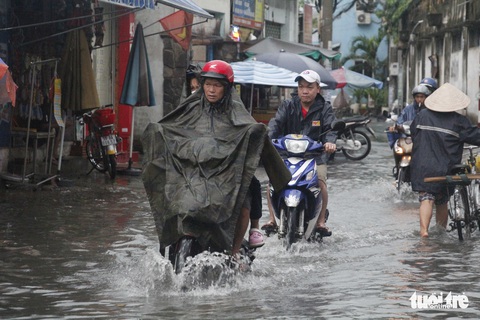 Sau mưa lớn, nhiều tuyến đường tại TP.HCM lại ngập sâu - Ảnh 2. Sau mưa lớn, nhiều tuyến đường tại TP.HCM lại ngập sâu - Ảnh 2.