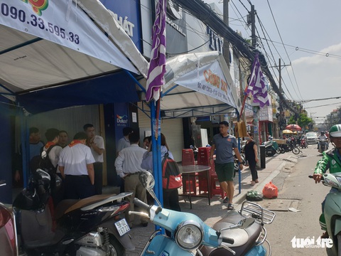 Vợ nạn nhân bị cây xanh đường Tô Hiến Thành đè chết: Mở cửa ra biết chồng bị nạn - Ảnh 2. Vợ nạn nhân bị cây xanh đường Tô Hiến Thành đè chết: Mở cửa ra biết chồng bị nạn - Ảnh 2.