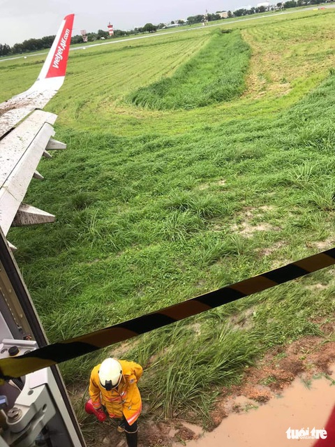 Máy bay hạ cánh trượt khỏi đường băng Tân Sơn Nhất, Vietjet nói do mưa gió lớn - Ảnh 8. Máy bay hạ cánh trượt khỏi đường băng Tân Sơn Nhất, Vietjet nói do mưa gió lớn - Ảnh 8.