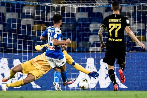 Mertens phá vỡ kỉ lục ghi bàn đưa Napoli vào chung kết gặp Juventus - Ảnh 1. Mertens phá vỡ kỉ lục ghi bàn đưa Napoli vào chung kết gặp Juventus - Ảnh 1.