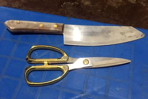 Giải cứu 2 mẹ con bị thanh niên nghi ‘ngáo đá’ cầm dao, kéo khống chế - Ảnh 2. Giải cứu 2 mẹ con bị thanh niên nghi ‘ngáo đá’ cầm dao, kéo khống chế - Ảnh 2.
