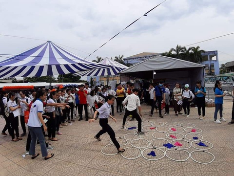 Học sinh thích thú lái xe năng lượng mặt trời, xem in 3D... khi đi nghe tư vấn tuyển sinh - Ảnh 7. Học sinh thích thú lái xe năng lượng mặt trời, xem in 3D... khi đi nghe tư vấn tuyển sinh - Ảnh 7.