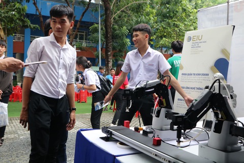 Học sinh thích thú lái xe năng lượng mặt trời, xem in 3D... khi đi nghe tư vấn tuyển sinh - Ảnh 4. Học sinh thích thú lái xe năng lượng mặt trời, xem in 3D... khi đi nghe tư vấn tuyển sinh - Ảnh 4.