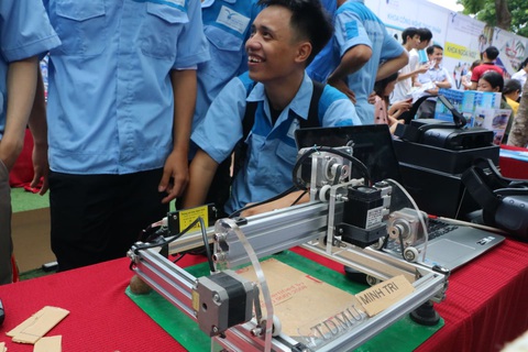 Học sinh thích thú lái xe năng lượng mặt trời, xem in 3D... khi đi nghe tư vấn tuyển sinh - Ảnh 5. Học sinh thích thú lái xe năng lượng mặt trời, xem in 3D... khi đi nghe tư vấn tuyển sinh - Ảnh 5.