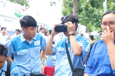 Học sinh thích thú lái xe năng lượng mặt trời, xem in 3D... khi đi nghe tư vấn tuyển sinh - Ảnh 6. Học sinh thích thú lái xe năng lượng mặt trời, xem in 3D... khi đi nghe tư vấn tuyển sinh - Ảnh 6.