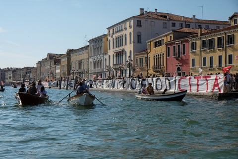 Venice mới mở lại, dân biểu tình chống du lịch đám đông - Ảnh 6. Venice mới mở lại, dân biểu tình chống du lịch đám đông - Ảnh 6.
