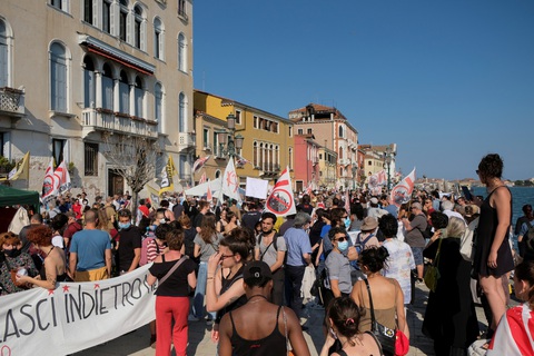 Venice mới mở lại, dân biểu tình chống du lịch đám đông - Ảnh 7. Venice mới mở lại, dân biểu tình chống du lịch đám đông - Ảnh 7.