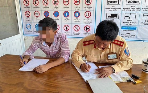 Tài xế taxi chạy ngược chiều trên cao tốc bị phạt 17 triệu đồng - Ảnh 1. Tài xế taxi chạy ngược chiều trên cao tốc bị phạt 17 triệu đồng - Ảnh 1.