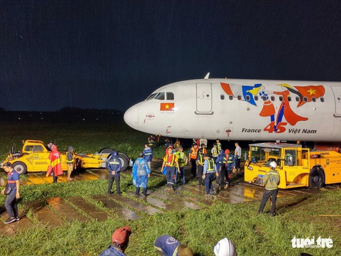 Vì sao cần hơn 18 tiếng giải cứu máy bay Vietjet trượt đường băng? - Ảnh 1. Vì sao cần hơn 18 tiếng giải cứu máy bay Vietjet trượt đường băng? - Ảnh 1.