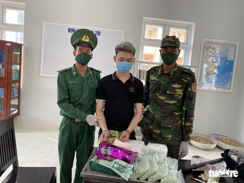 Bắt giữ 3 nghi phạm vận chuyển hơn 30kg nghi ma túy - Ảnh 2. Bắt giữ 3 nghi phạm vận chuyển hơn 30kg nghi ma túy - Ảnh 2.