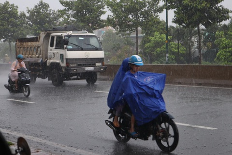 Thời tiết ngày 15-6: Cả nước mưa, có nơi mưa rất lớn kèm thời tiết nguy hiểm - Ảnh 1. Thời tiết ngày 15-6: Cả nước mưa, có nơi mưa rất lớn kèm thời tiết nguy hiểm - Ảnh 1.