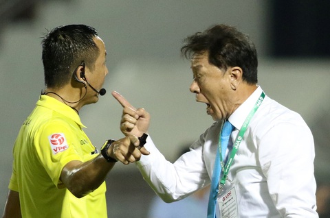 Khi trọng tài V-League hành xử nửa vời - Ảnh 1. Khi trọng tài V-League hành xử nửa vời - Ảnh 1.