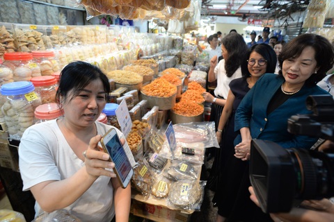 Phó thống đốc đi dán nhãn Thanh toán không tiền mặt cho nhiều điểm bán hàng - Ảnh 3. Phó thống đốc đi dán nhãn Thanh toán không tiền mặt cho nhiều điểm bán hàng - Ảnh 3.