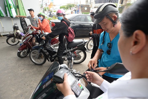 Phó thống đốc đi dán nhãn Thanh toán không tiền mặt cho nhiều điểm bán hàng - Ảnh 11. Phó thống đốc đi dán nhãn Thanh toán không tiền mặt cho nhiều điểm bán hàng - Ảnh 11.
