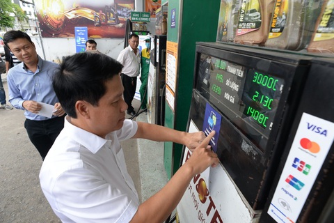 Phó thống đốc đi dán nhãn Thanh toán không tiền mặt cho nhiều điểm bán hàng - Ảnh 10. Phó thống đốc đi dán nhãn Thanh toán không tiền mặt cho nhiều điểm bán hàng - Ảnh 10.