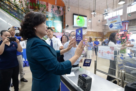 Phó thống đốc đi dán nhãn Thanh toán không tiền mặt cho nhiều điểm bán hàng - Ảnh 1. Phó thống đốc đi dán nhãn Thanh toán không tiền mặt cho nhiều điểm bán hàng - Ảnh 1.