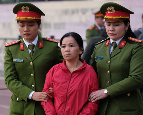Phúc thẩm vụ nữ sinh giao gà, nữ bị cáo tóc bỗng bạc trắng sau vài tháng - Ảnh 3. Phúc thẩm vụ nữ sinh giao gà, nữ bị cáo tóc bỗng bạc trắng sau vài tháng - Ảnh 3.