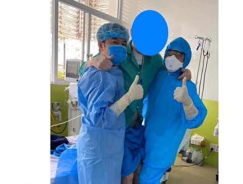 Bệnh nhân phi công người Anh đã đứng được và tập đi - Ảnh 1. Bệnh nhân phi công người Anh đã đứng được và tập đi - Ảnh 1.