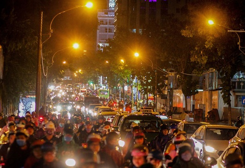 Hôm nay: TP.HCM tiếp tục mưa buổi chiều, người dân lo kẹt xe - Ảnh 2. Hôm nay: TP.HCM tiếp tục mưa buổi chiều, người dân lo kẹt xe - Ảnh 2.