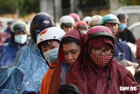 Người người đang bị chôn chân trên đường Sài Gòn sau mưa lớn chiều 16-6 - Ảnh 4. Người người đang bị chôn chân trên đường Sài Gòn sau mưa lớn chiều 16-6 - Ảnh 4.