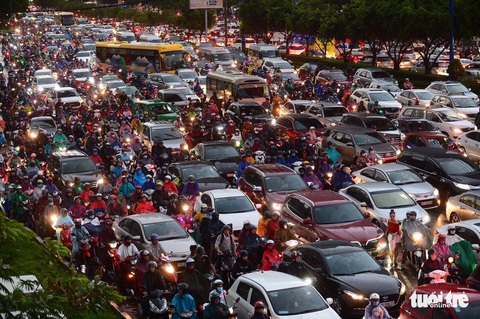 Người người đang bị chôn chân trên đường Sài Gòn sau mưa lớn chiều 16-6 - Ảnh 1. Người người đang bị chôn chân trên đường Sài Gòn sau mưa lớn chiều 16-6 - Ảnh 1.