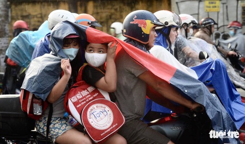 Người người đang bị chôn chân trên đường Sài Gòn sau mưa lớn chiều 16-6 - Ảnh 3. Người người đang bị chôn chân trên đường Sài Gòn sau mưa lớn chiều 16-6 - Ảnh 3.