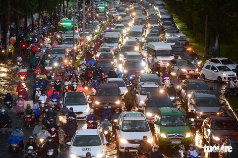 Người người đang bị chôn chân trên đường Sài Gòn sau mưa lớn chiều 16-6 - Ảnh 2. Người người đang bị chôn chân trên đường Sài Gòn sau mưa lớn chiều 16-6 - Ảnh 2.