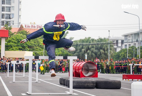 Xem các chiến sĩ vượt tường lửa chữa cháy, cứu nạn cứu hộ - Ảnh 4. Xem các chiến sĩ vượt tường lửa chữa cháy, cứu nạn cứu hộ - Ảnh 4.