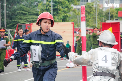 Xem các chiến sĩ vượt tường lửa chữa cháy, cứu nạn cứu hộ - Ảnh 7. Xem các chiến sĩ vượt tường lửa chữa cháy, cứu nạn cứu hộ - Ảnh 7.