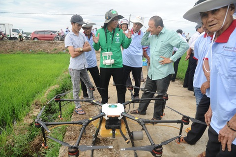 Nông dân Quảng Nam thích thú xem thiết bị bay làm ruộng - Ảnh 3. Nông dân Quảng Nam thích thú xem thiết bị bay làm ruộng - Ảnh 3.