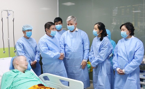 Chủ tịch UBND TP.HCM thăm hỏi bệnh nhân phi công người Anh - Ảnh 3. Chủ tịch UBND TP.HCM thăm hỏi bệnh nhân phi công người Anh - Ảnh 3.