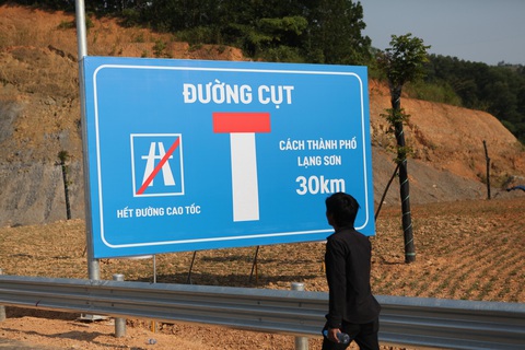 Đường cao tốc bị cụt do thiếu vốn - Ảnh 3. Đường cao tốc bị cụt do thiếu vốn - Ảnh 3.