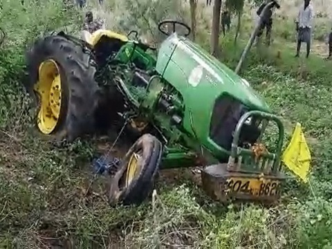 Xe tải tông vào xe công nông: Ít nhất 12 người thiệt mạng - Ảnh 1. Xe tải tông vào xe công nông: Ít nhất 12 người thiệt mạng - Ảnh 1.