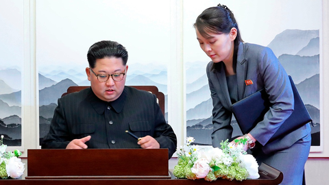 Em gái Kim Jong Un bước ra khỏi bóng anh trai? - Ảnh 4. Em gái Kim Jong Un bước ra khỏi bóng anh trai? - Ảnh 4.